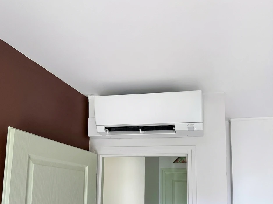 Intérieur d'une pièce avec mur brun et plafond blanc