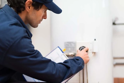 Photographie d'un technicien ou responsable d'une entreprise d'efficacité énergétique, vêtu professionnellement (polo ou chemise avec logo), effectuant un diagnostic ou une consultation auprès d'un client dans un intérieur résidentiel. Le professionnel doit montrer une approche consultative (tablette, documents, ou discussion) illustrant la prise en charge globale et le conseil technique. L'arrière-plan doit montrer l'habitat (murs, fenêtres, équipements de chauffage/climatisation) sans surcharger la composition. Atmosphère professionnelle, confiante et accessible.