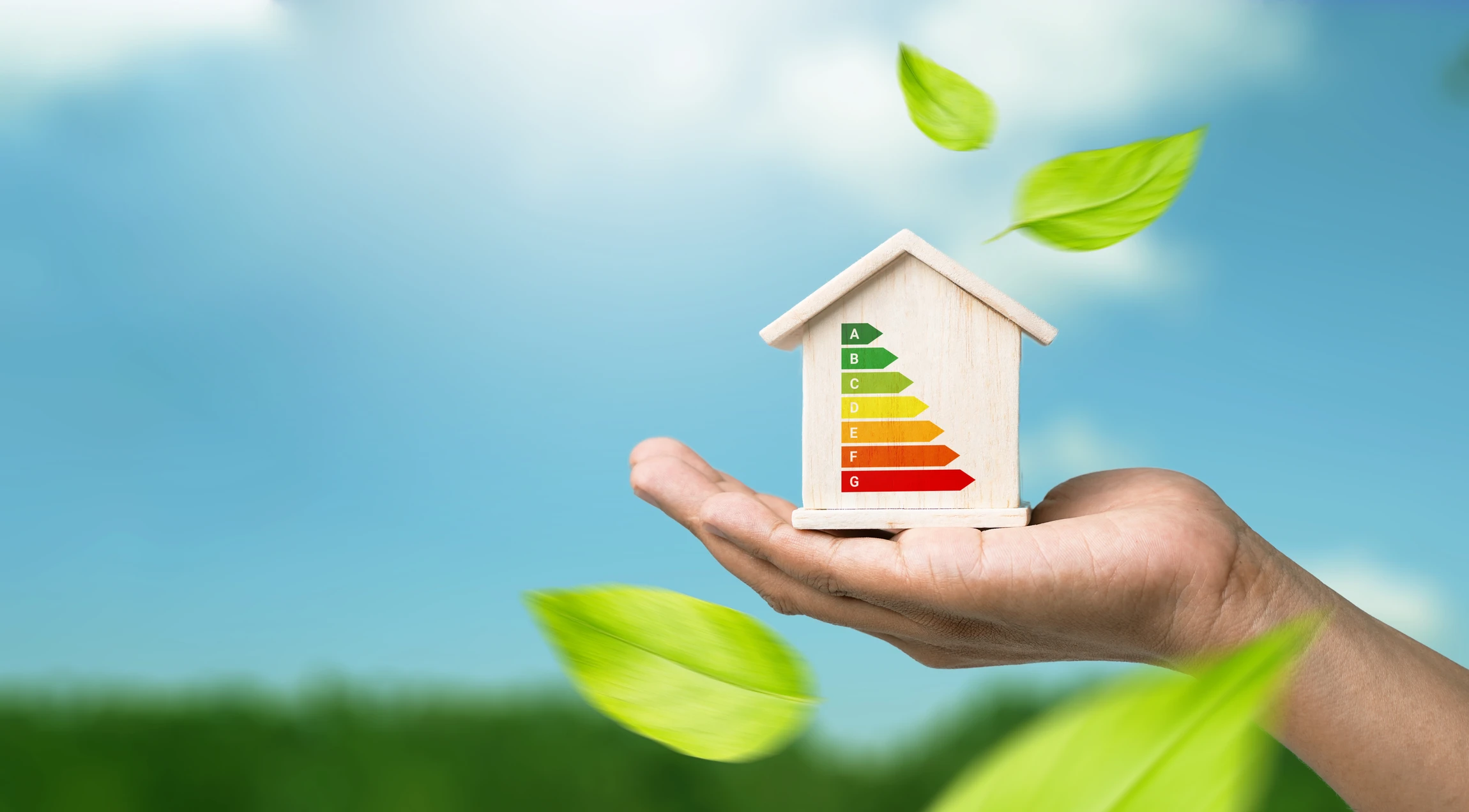 Scène extérieure ensoleillée avec installation photovoltaïque domestique dans un jardin résidentiel verdoyant