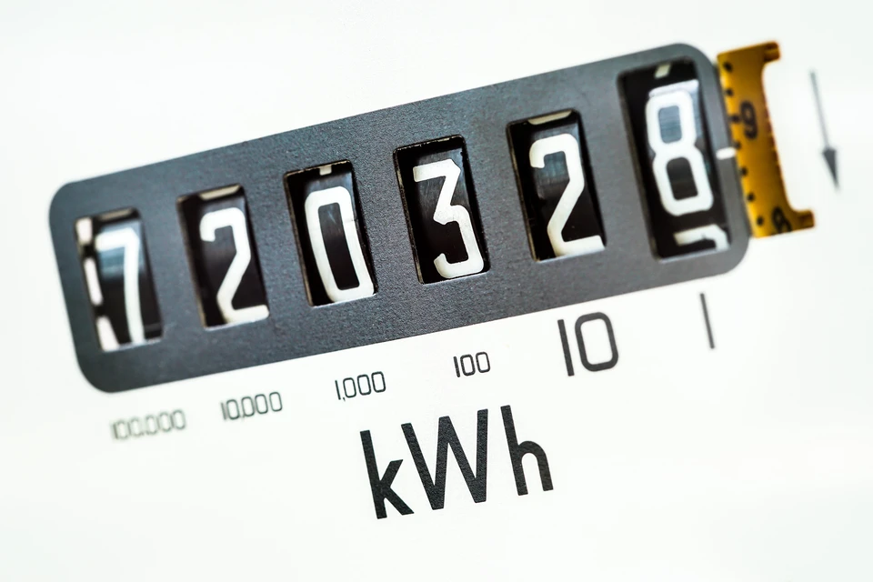 Maison résidentielle avec panneaux solaires photovoltaïques installés sur toiture en bardeaux