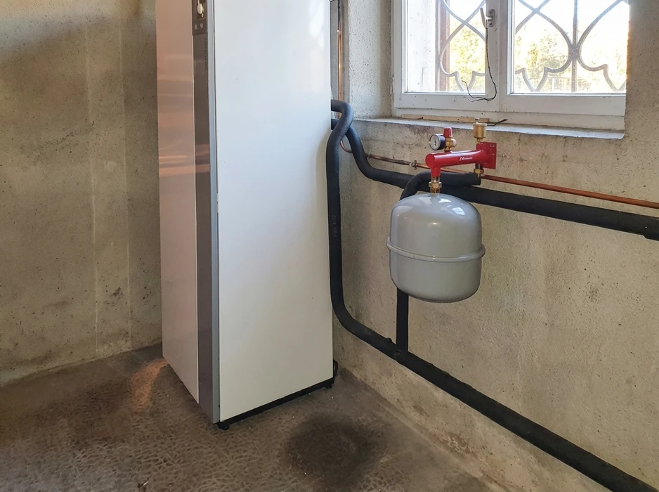 Unité intérieure de climatisation murale réversible **Hitachi**, installée en hauteur au-dessus d'une porte intérieure blanche