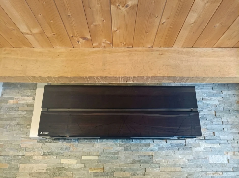 Unité intérieure de climatisation réversible murale Mitsubishi Electric, modèle MSZ, montée en hauteur sur un support en bois