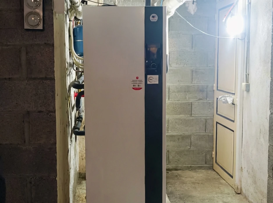 Unité intérieure de climatisation réversible murale Mitsubishi Electric, modèle MSZ, montée en hauteur sur un support en bois