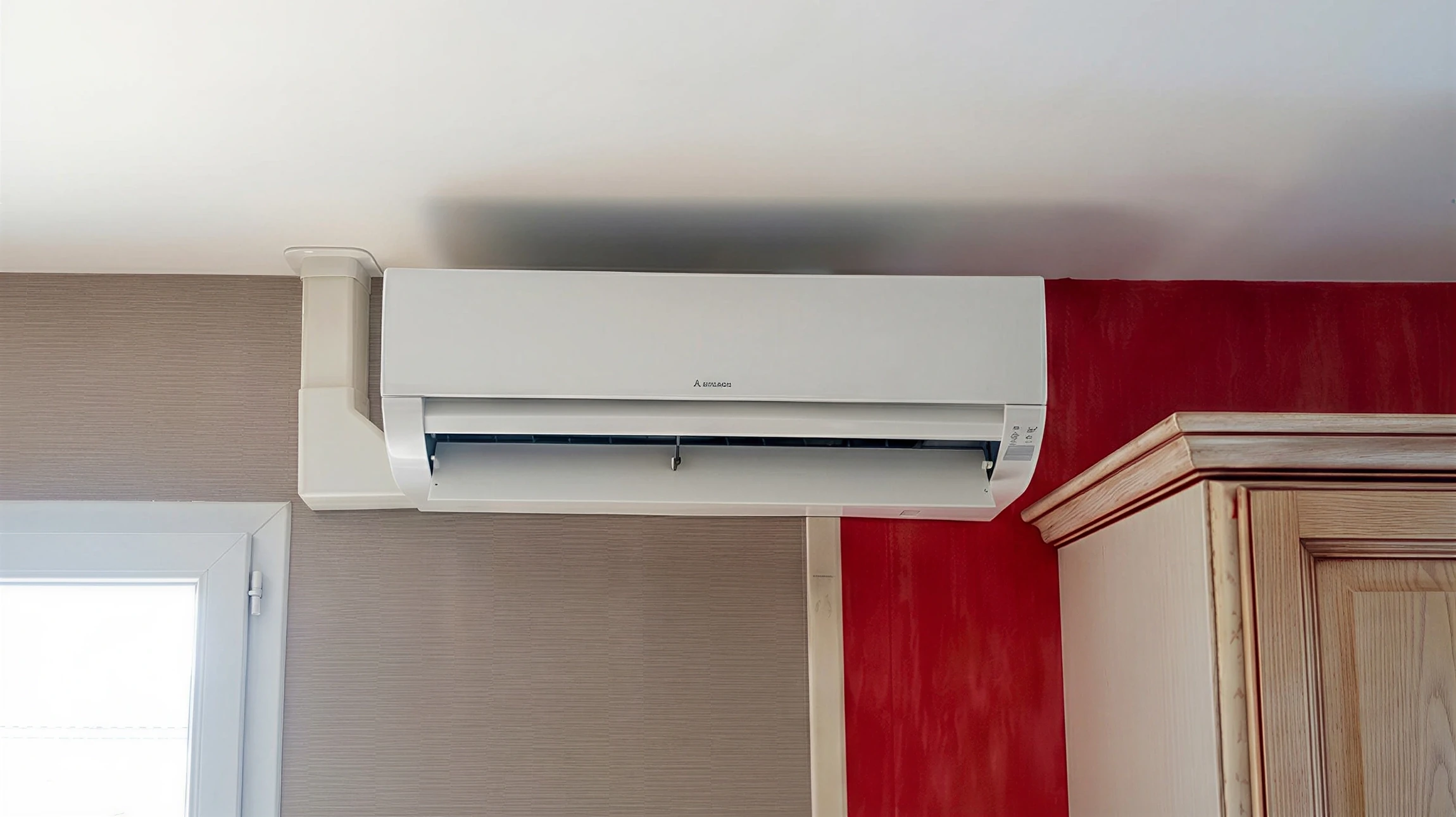 Chauffe-eau solaire install&eacute; sur toiture r&eacute;sidentielle sous ciel bleu nuageux